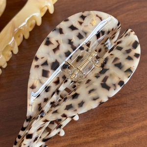 Oversized minimalist acetate shark hair claw clip with tortoise shell pattern for women