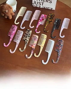 Vue détaillée de 12 modèles de peignes en acétate à dents larges avec manche en crochet