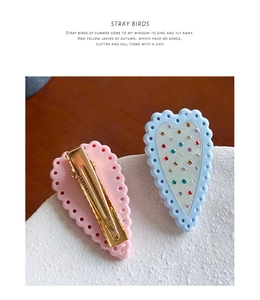 Dettagli dei fermagli per capelli a cuore con strass colorati e chiusura in metallo dorato
