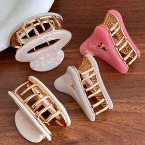 Minimalistisches Haarklammer-Set mit Perlglanz-Finish und goldfarbenen Metallklammern