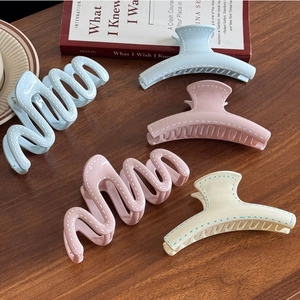 Lot de grandes pinces à cheveux crème, rose et bleue avec design couture sur les bords
