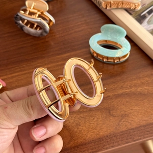 Dreieckige Haarklammern mit pastellfarbenem Acetat und goldener Metallfassung