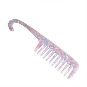Peigne à cheveux à dents larges motif marbre avec crochet de suspension pratique