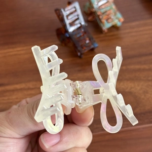 Eleganter 3D-Bogen-Haarclip aus Celluloseacetat in Perlmuttweiß für Damenhaare