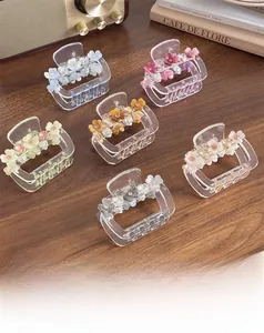 Lot de six pinces à cheveux florales mates aux tons pastels disposées sur une table