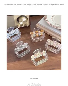 Vue détaillée de pinces à cheveux transparentes à fleurs avec accents de cœur en strass
