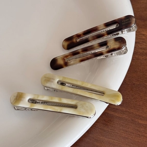 Vierer-Set Haarspangen aus Azetat in Schildpatt und Marmor auf Keramikschale