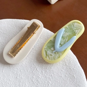 Creative flip-flop shaped acetate hair clip set with pastel blue straps and gold metal base