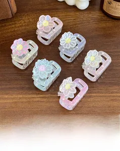 Vue détaillée de six pinces à cheveux en acrylique avec fleurs sur surface en bois