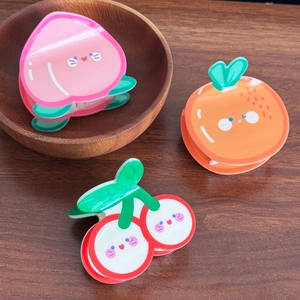 Süßes Frucht-Haarklammer-Set mit Pfirsich- Orangen- und Kirschdesign auf Holztisch
