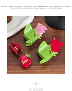 Vue détaillée des pinces à cheveux en acétate fleur tropicale et fraise sur bois