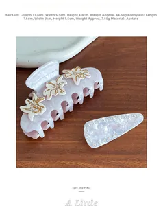Dettaglio della molletta per capelli in acetato di giglio e fermaglio con perle