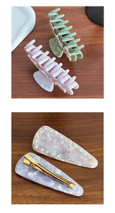 Dettaglio ravvicinato di fermagli per capelli in acetato e barrette di perle con fiori 3D