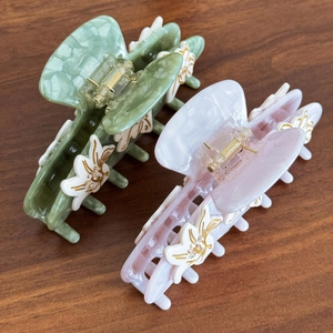 Eleganti mollette per capelli in acetato di cellulosa con fiori e perle in rosa e verde