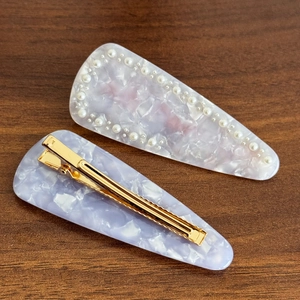 Elegante molletta per capelli in acetato marmorizzato con perle e fiori di cristallo