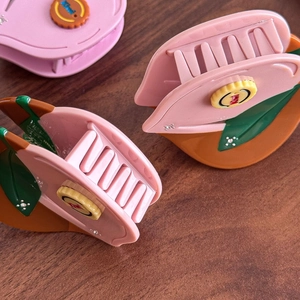 Lot de trois pinces à cheveux pêche rose en acétate avec strass et feuilles vertes