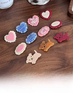 Détail de jolies barrettes en résine motif chiot et cœur en couleurs sur bois naturel