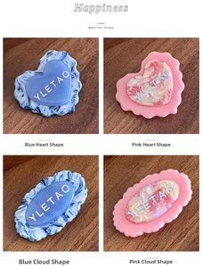 Détail de barrettes à cheveux en forme de cœur et nuage avec texture marbre bleu et rose