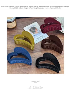 Détail des pinces à cheveux en velours en forme de cœur en bleu foncé, bordeaux et marron