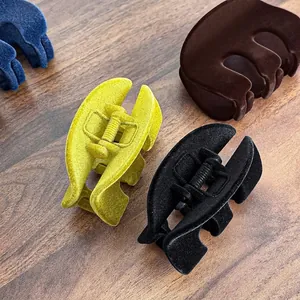 Grandes pinces à cheveux floquées élégantes en quatre couleurs sur fond bois sombre