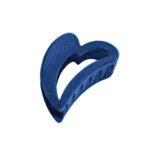 Pince à cheveux minimaliste bleu marine en forme de cœur avec une finition velours