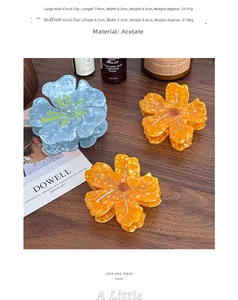 Détail de pinces à cheveux en acétate fleuries bleues et orange avec strass brillants