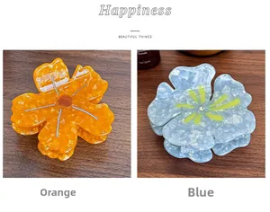 Comparaison détaillée de pinces à cheveux fleurs en acétate orange et bleu cyan