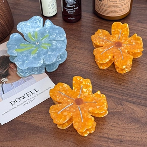 Lot de trois pinces à cheveux fleurs en acétate avec texture marbrée bleu et orange