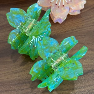 Pince à cheveux fleur de cerisier en acétate vert et rose avec texture marbrée
