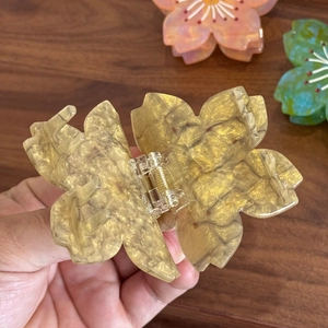 Pince à cheveux fleur de cerisier en acétate jaune avec finition nacrée pour femmes