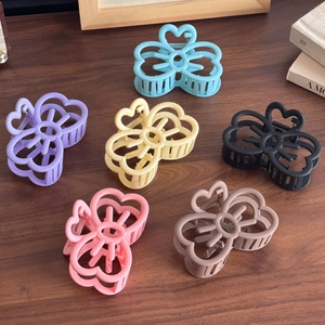 Grande Pince à Cheveux en Plastique Mat Papillon Cœur Ajouré Prise Solide Pince Requin Accessoire de Cheveux pour Femmes Coiffage Quotidien