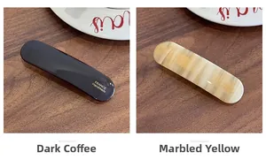 Détail des barrettes à cheveux en acétate faites à la main en marron et jaune marbré