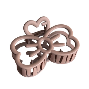 Pince à cheveux noeud creux en forme de coeur marron mat pour femmes sur fond blanc