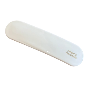 Barrette à cheveux blanche en acétate avec logo France Handmade sur fond blanc épuré