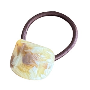 Elastic acetate hair tie featuring square cream amber resin and handmade engraving