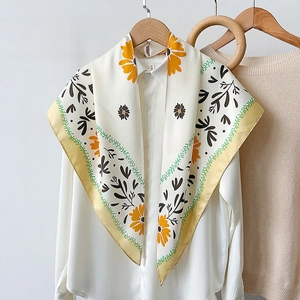 Women Elegant Triangle Scarf Printed Satin Silk-Like Bandana Floral Pattern Summer Neck Scarf Chic Headscarf Office Accessory