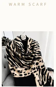 Detalle de bufanda de invierno de cachemira con elegantes estampados de leopardo y cebra