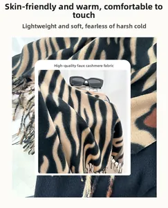 Detalle de la bufanda de imitación de cachemira con estampado de leopardo y flecos