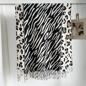 Detalle de bufanda de invierno con retazos de estampado de cebra y leopardo con flecos