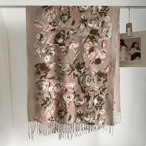Dettaglio macro della stampa astratta di rose su sciarpa morbida effetto cashmere
