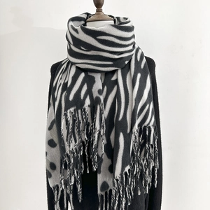 Bufanda clásica con estampado de cebra en blanco y negro con detalles de flecos