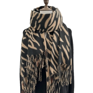 Bufanda de invierno con estampado de cebra caqui y detalles de flecos en maniquí
