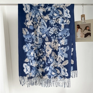 Vista dettagliata della sciarpa in cashmere blu navy con fiori e lunghe frange