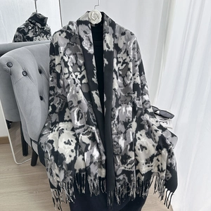 Sciarpa invernale in finto cashmere con stampa floreale vintage e bordi sfrangiati