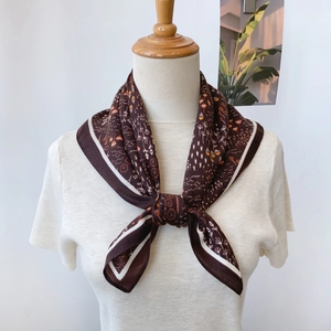 Foulard en soie marron à motif floral sur mannequin avec style T-shirt blanc épuré