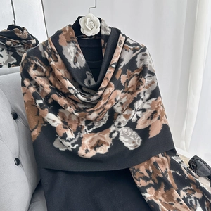 Sciarpa pashmina vintage spessa con stampa floreale nero e beige per l'inverno