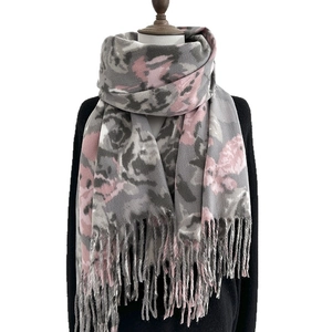 Elegante sciarpa invernale con stampa floreale da donna con rose rosa e nappe con frange
