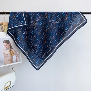 Petit Carré de Soie Artistique Japonais Imprimé Floral pour Femmes Léger Décoratif Foulard en Satin de Polyester Accessoire Mode