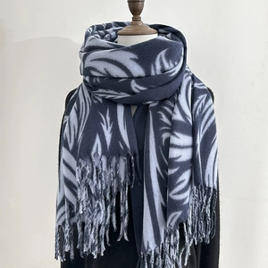 Sciarpa invernale spessa blu e grigia con grande motivo jacquard e lunghe nappe morbide
