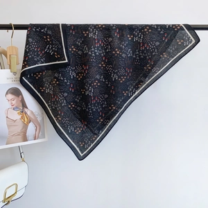 Foulard en soie noir pour femme avec imprimé floral rouge et beige et bordures blanches